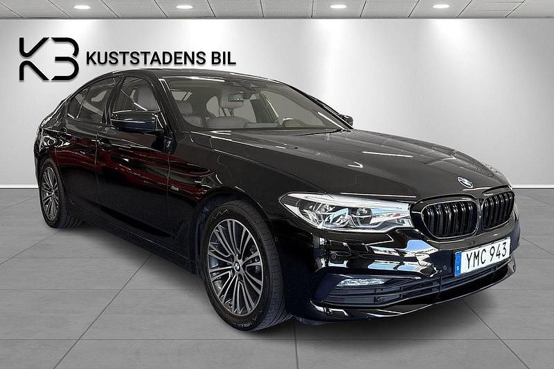 Svart Begagnad 2017 BMW 520 Sport Line Sedan | 289 900 kr (Marknadspris) - Bild 1/4