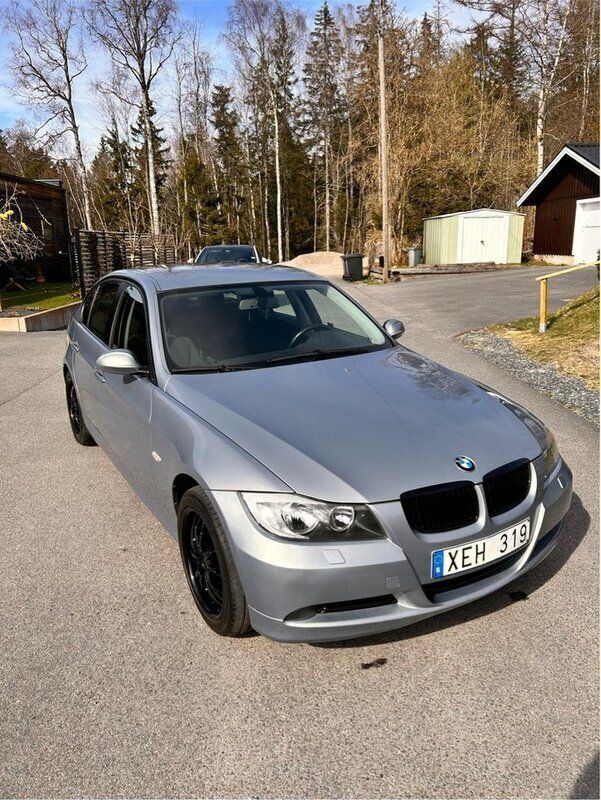 Grå Begagnad 2006 BMW 318 Advantage Sedan | 66 900 kr (Lite dyr) - Bild 1/4