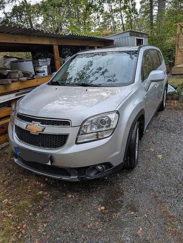 Grå Begagnad 2011 Chevrolet Orlando Minibuss | 54 000 kr (Dyr) - Bild 1/4