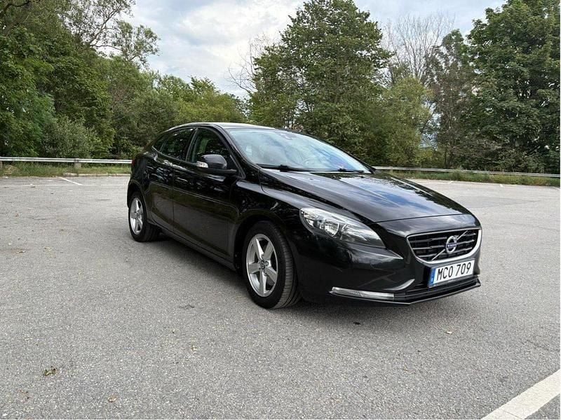 Svart Begagnad 2016 Volvo V40 Kinetic Kombi | 100 000 kr (Bra pris) - Bild 1/4