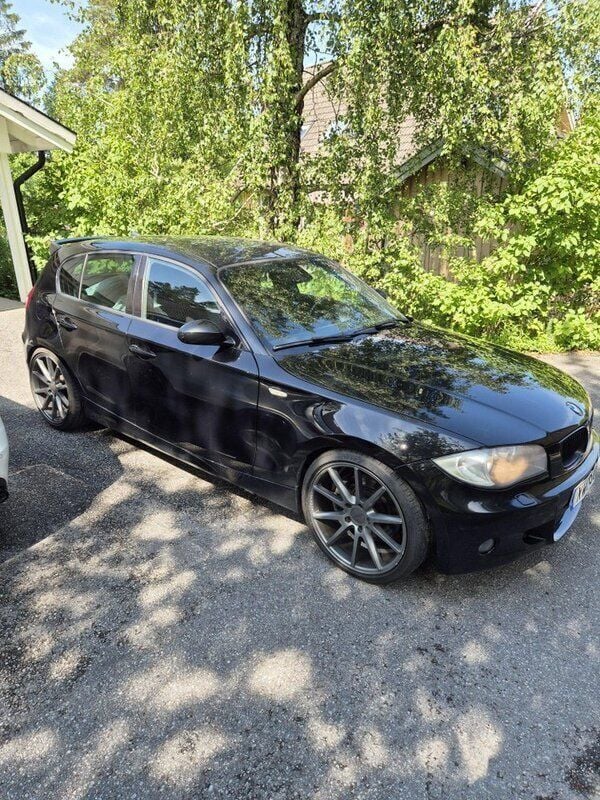 Svart Begagnad 2006 BMW 130 Halvkombi | 120 000 kr - Bild 1/4