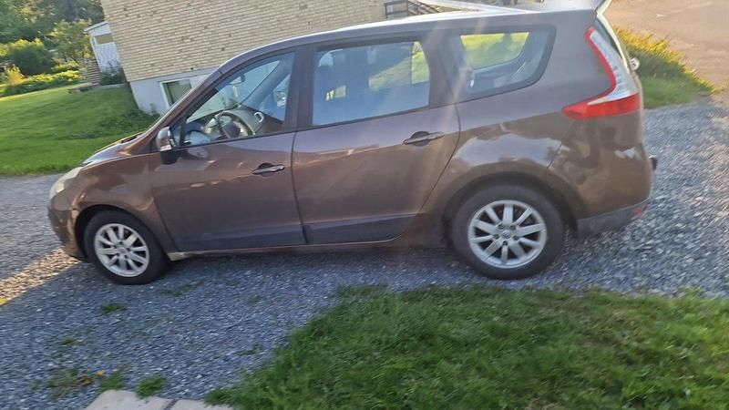 Brun Begagnad 2010 Renault Grand Scénic III Minibuss | 25 000 kr (Marknadspris) - Bild 1/4