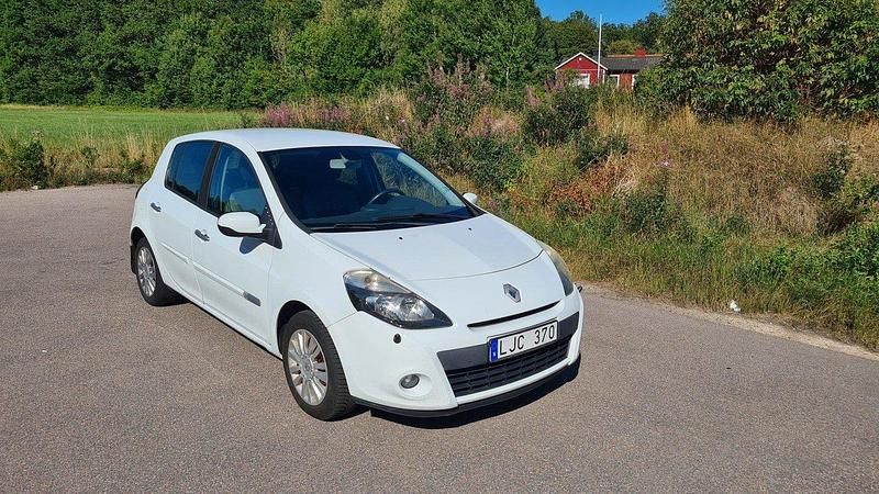 Vit Begagnad 2011 Renault Clio II Halvkombi | 25 000 kr (Marknadspris) - Bild 1/3
