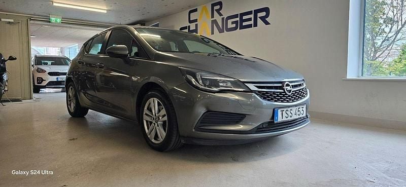 Grå Begagnad 2017 Opel Astra Enjoy Halvkombi | 84 900 kr (Marknadspris) - Bild 1/4