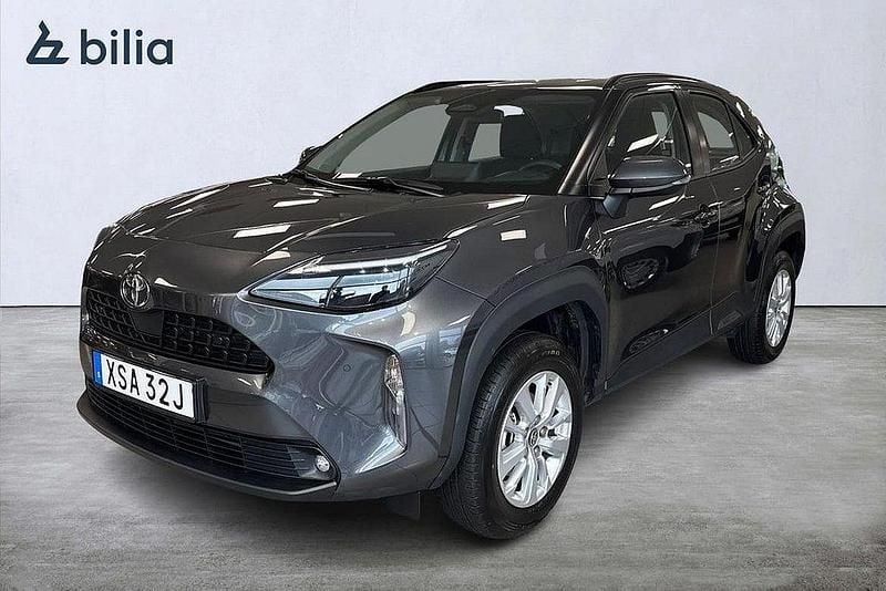 Mörkgrå Begagnad 2025 Toyota Yaris Cross Active SUV | 304 900 kr (Bra pris) - Bild 1/3