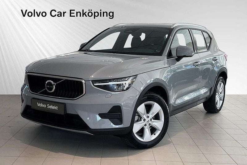Grå Begagnad 2023 Volvo XC40 Core SUV | 354 900 kr (Marknadspris) - Bild 1/3