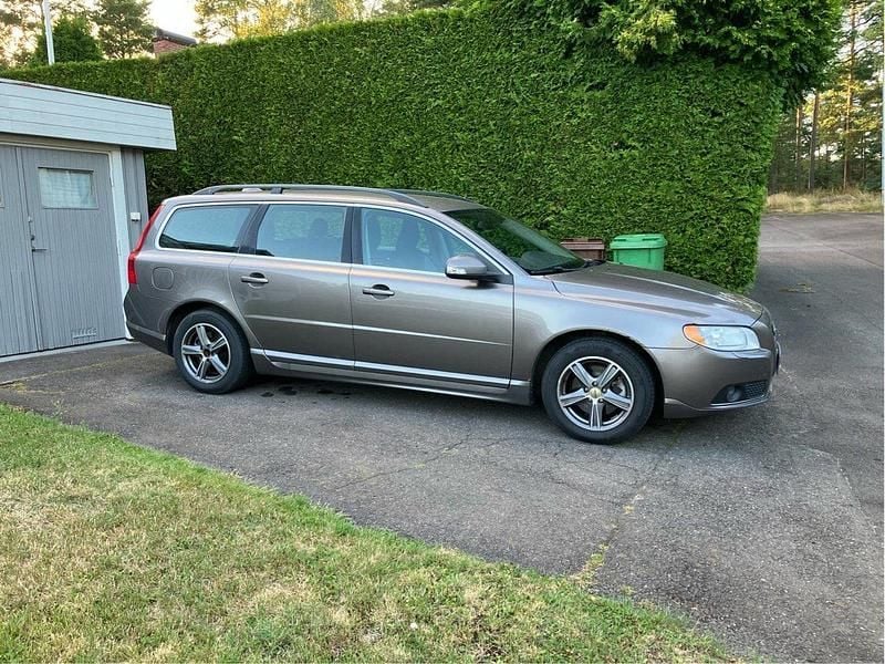 Grå Begagnad 2010 Volvo V70 Momentum Kombi | 53 000 kr (Superpris) - Bild 1/4