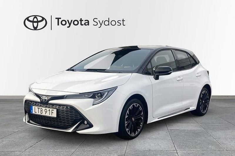 Vit Begagnad 2022 Toyota Corolla Hybrid Sport Halvkombi | 254 900 kr (Marknadspris) - Bild 1/3