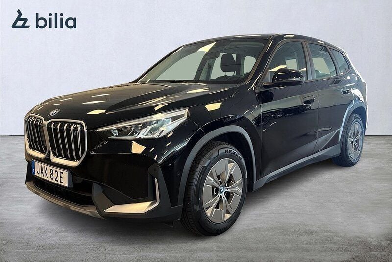Svart Begagnad 2023 BMW iX1 SUV | 459 000 kr (Marknadspris) - Bild 1/4