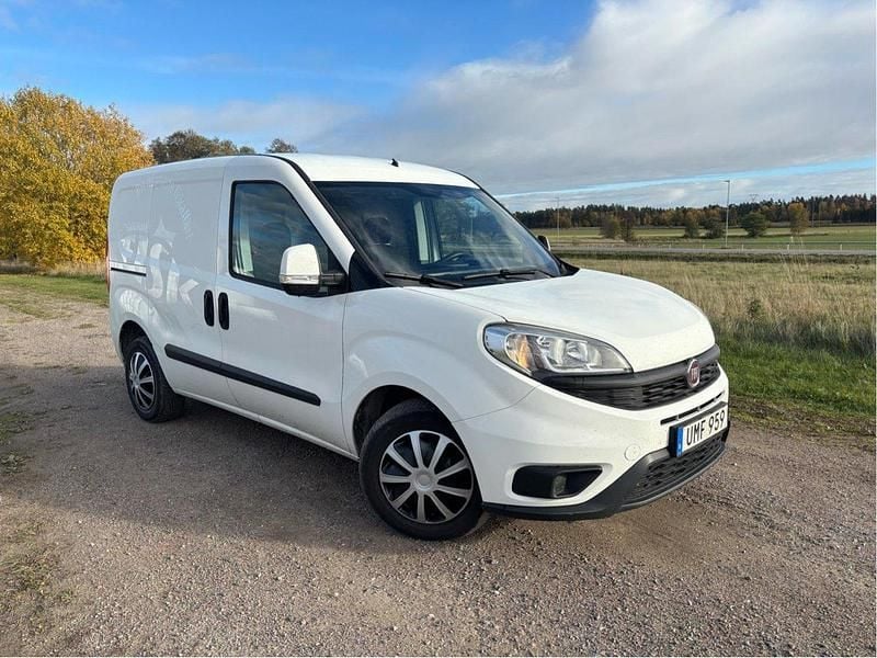 Vit Begagnad 2016 Fiat Doblò Minibuss | 38 000 kr (Marknadspris) - Bild 1/4