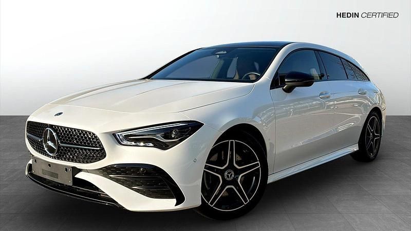Vit (white) Begagnad 2023 Mercedes CLA200 Shooting Brake AMG Kombi | 382 500 kr (Marknadspris) - Bild 1/4