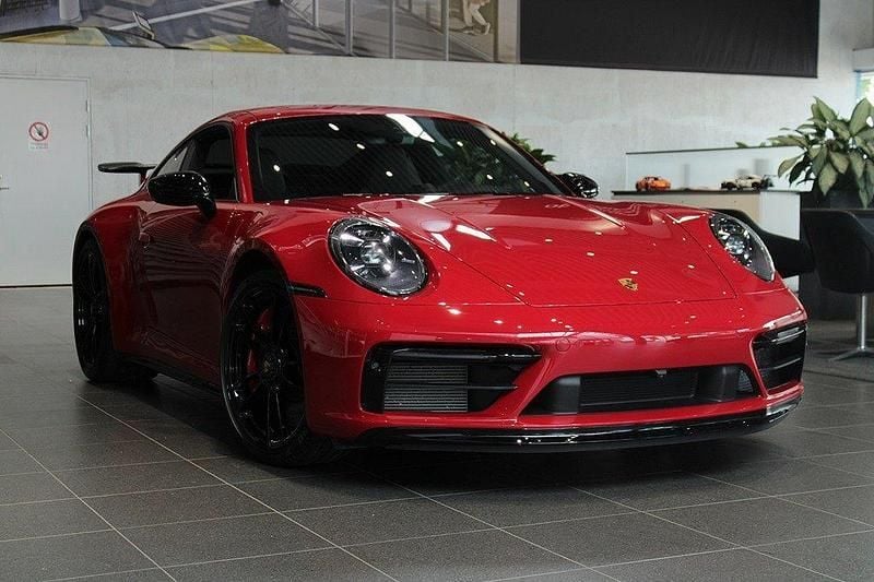 Röd Begagnad 2024 Porsche 911 Carrera 4 GTS Sportkupé | 1 785 000 kr (Superpris) - Bild 1/4