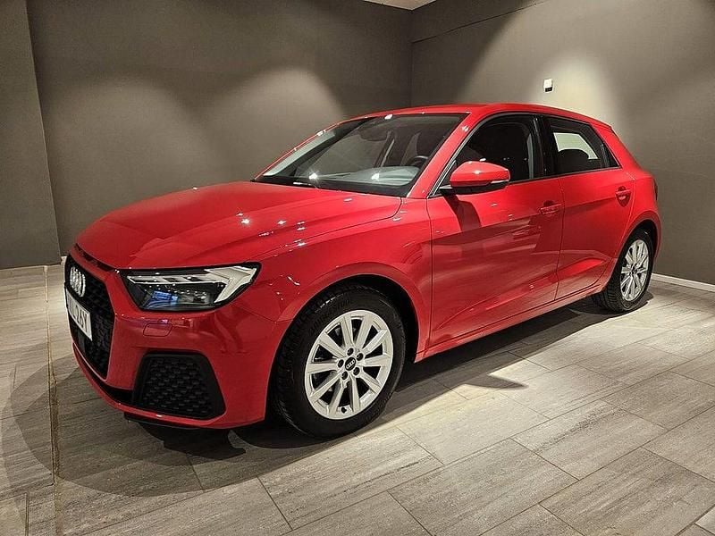 Röd Begagnad 2023 Audi A1 Sportback Halvkombi | 259 000 kr (Marknadspris) - Bild 1/3