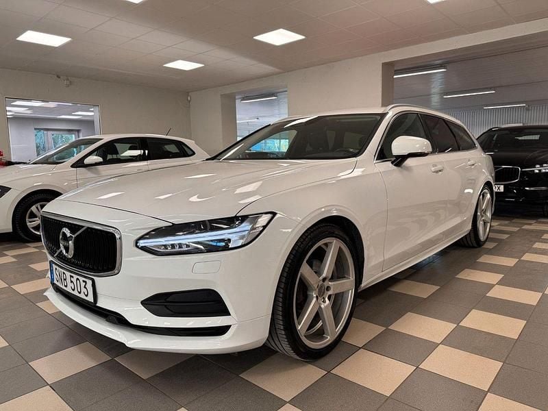 Vit Begagnad 2018 Volvo V90 Momentum Kombi | 254 800 kr (Marknadspris) - Bild 1/4