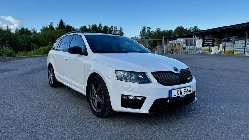 Vit Begagnad 2014 Skoda Octavia RS Kombi | 95 000 kr (Superpris) - Bild 1/4