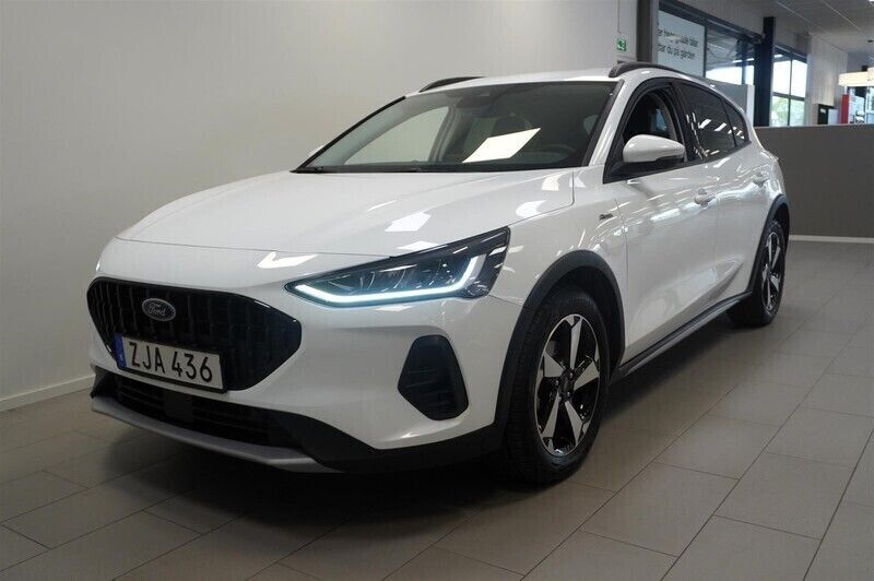 Vit Begagnad 2023 Ford Focus Active Halvkombi | 284 900 kr (Lite dyr) - Bild 1/4