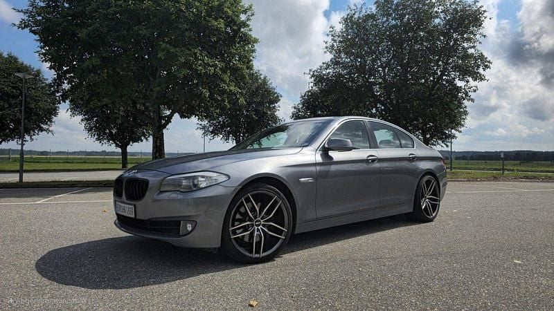 Grå Begagnad 2012 BMW 535 Sedan | 157 000 kr (Bra pris) - Bild 1/4