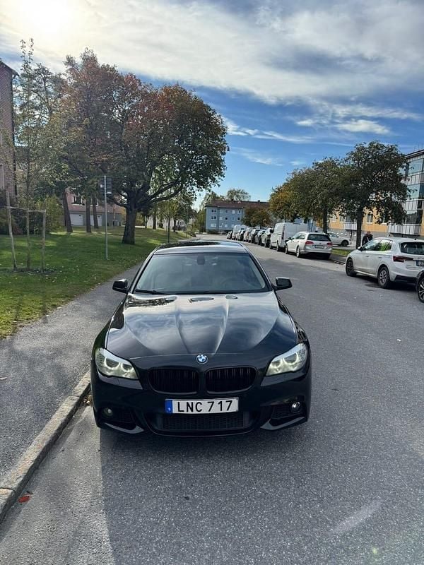 Obsidian svart Begagnad 2010 BMW 530 Sedan | 120 000 kr (Marknadspris) - Bild 1/4