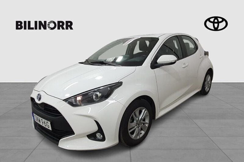 Vit Begagnad 2022 Toyota Yaris Hybrid Active Halvkombi | 219 900 kr (Marknadspris) - Bild 1/4
