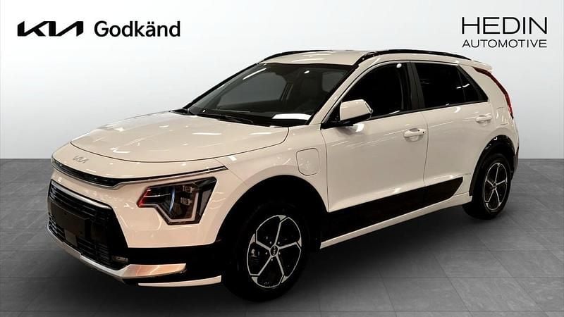 Vit (white) Ny 2025 Kia Niro Advance SUV | 359 900 kr (Superpris) - Bild 1/4
