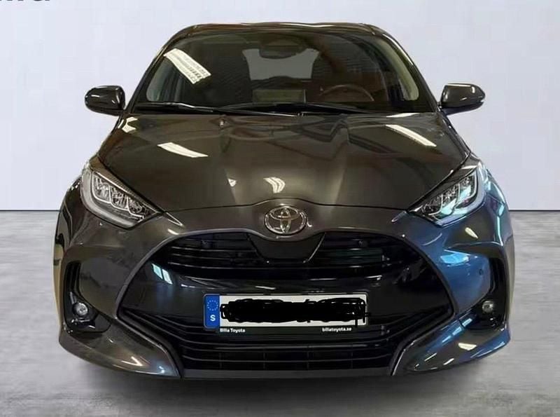 Grå Begagnad 2024 Toyota Yaris Hybrid Halvkombi | 249 000 kr (Marknadspris) - Bild 1/4