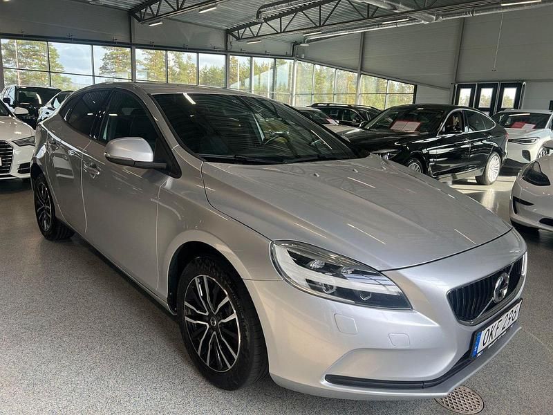 Silver Begagnad 2016 Volvo V40 Momentum Kombi | 155 900 kr (Marknadspris) - Bild 1/4