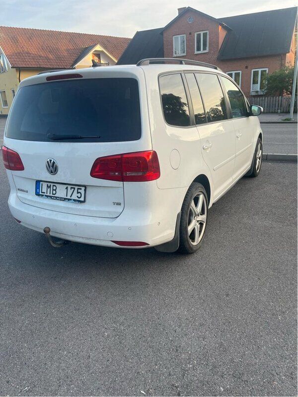 Vit Begagnad 2013 VW Touran Minibuss | 79 000 kr (Marknadspris) - Bild 1/4