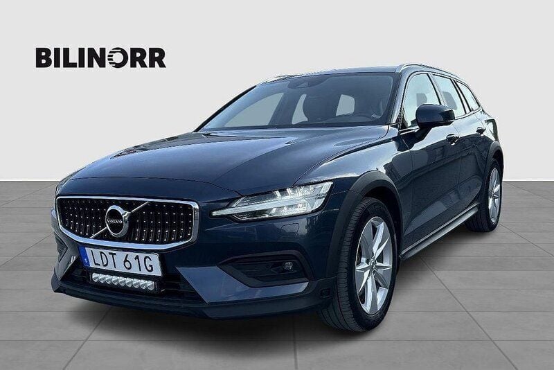 Mörkblå Begagnad 2019 Volvo V60 CC Kombi | 279 900 kr (Lite dyr) - Bild 1/4