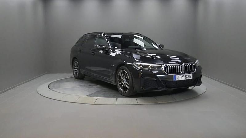 Svart Begagnad 2022 BMW 530 M Sport Kombi | 329 000 kr - Bild 1/4