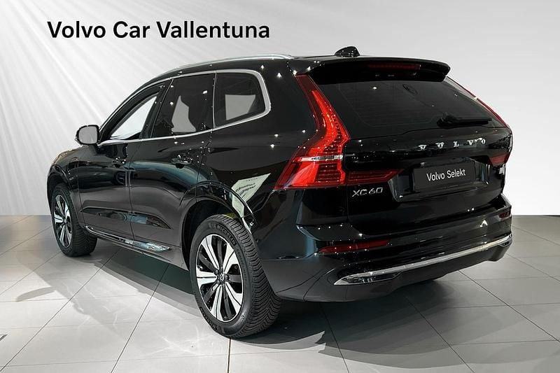 Begagnad Volvo XC60 Core 350 HK (257 kW) 2023 Svart SUV