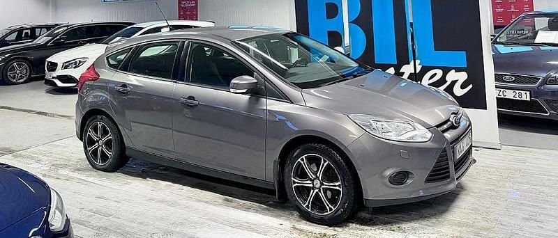 Brun Begagnad 2013 Ford Focus Halvkombi | 55 000 kr (Marknadspris) - Bild 1/3