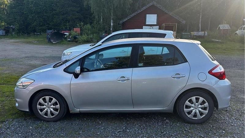 Silver Begagnad 2010 Toyota Auris Plus Halvkombi | 35 000 kr (Bra pris) - Bild 1/4