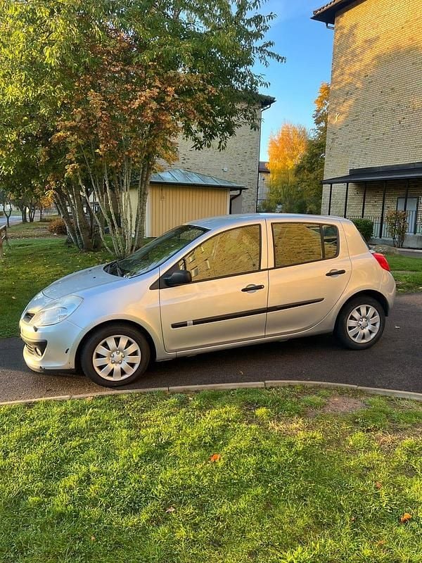 Begagnad 2007 Renault Clio R.S. Halvkombi | 32 000 kr (Marknadspris) - Bild 1/4
