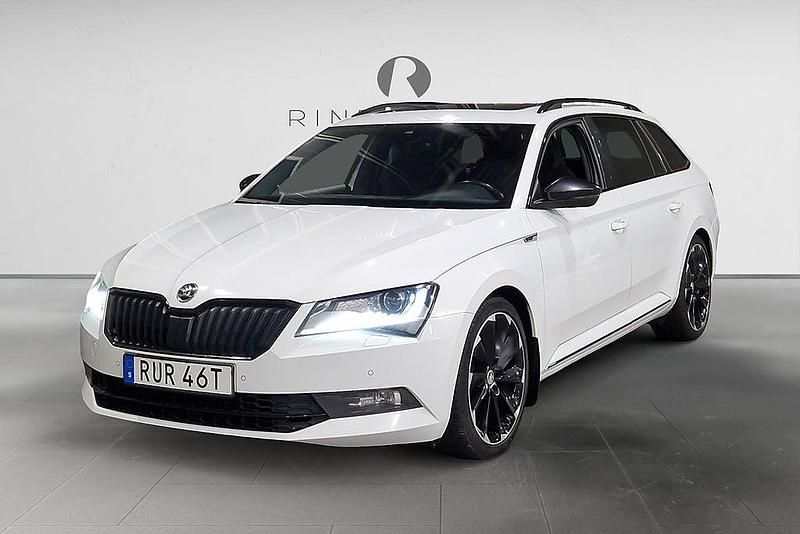 Vit Begagnad 2019 Skoda Superb SportLine Kombi | 234 900 kr (Marknadspris) - Bild 1/3