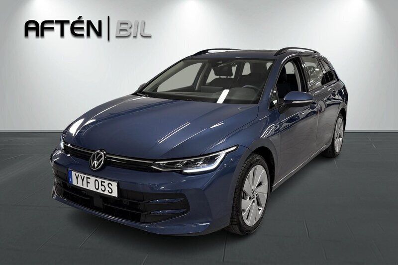 Mörkblå Begagnad 2024 VW Golf VIII Kombi | 309 800 kr (Marknadspris) - Bild 1/3