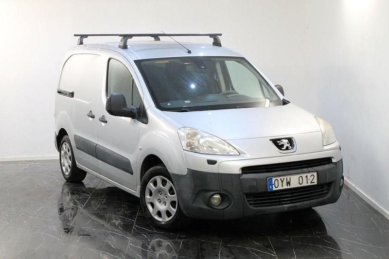 Ljusgrå (grå) Begagnad 2011 Peugeot Partner Minibuss | 49 900 kr (Marknadspris) - Bild 1/4