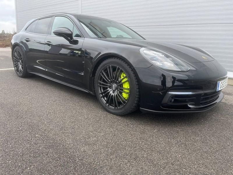 Svart Begagnad 2019 Porsche Panamera 4 Sport Turismo Sedan | 629 000 kr (Marknadspris) - Bild 1/4