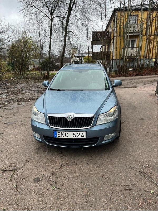 Grå Begagnad 2011 Skoda Octavia Elegance Kombi | 47 500 kr (Bra pris) - Bild 1/4