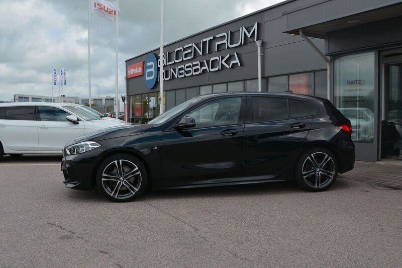 Svart Begagnad 2020 BMW 118 Shadowline Halvkombi | 254 900 kr (Lite dyr) - Bild 1/4