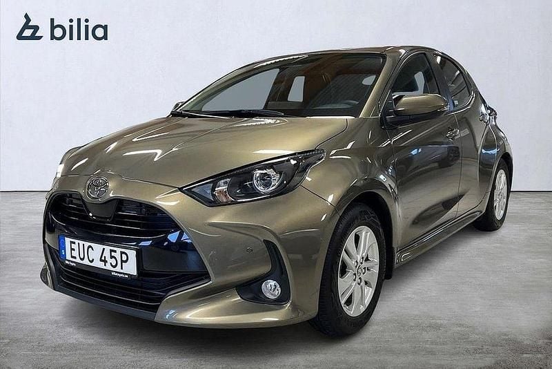 Grön Begagnad 2024 Toyota Yaris Hybrid Active Halvkombi | 249 900 kr (Marknadspris) - Bild 1/3