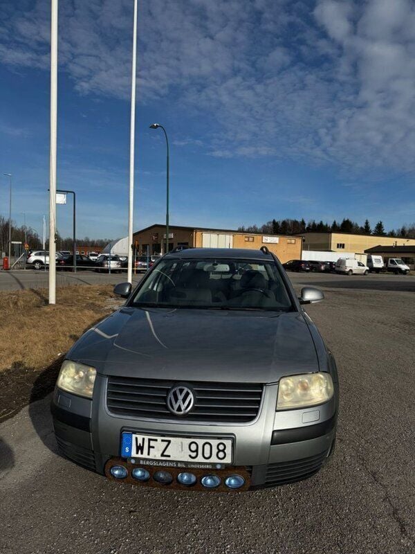 Ljusgrå Begagnad 2004 VW Passat Kombi | 12 900 kr (Bra pris) - Bild 1/4
