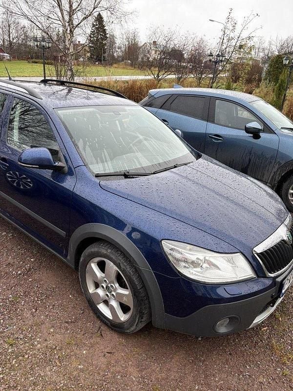 Blå Begagnad 2010 Skoda Octavia Scout Kombi | 55 000 kr (Marknadspris) - Bild 1/4