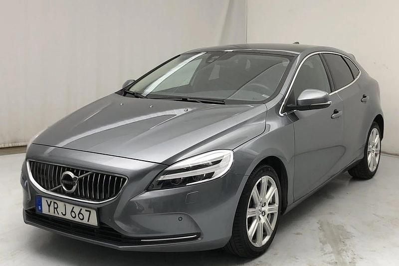 Begagnad 2018 Volvo V40 Inscription Halvkombi | 209 000 kr (Marknadspris) - Bild 1/4