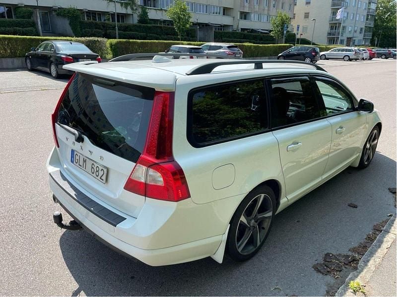 Vit Begagnad 2013 Volvo V70 R-Design Kombi | 94 000 kr (Marknadspris) - Bild 1/4