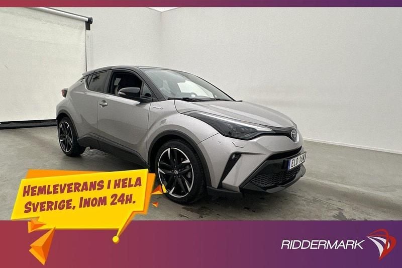Mörkgrå (mgrå) Begagnad 2021 Toyota C-HR+ Sport SUV | 294 900 kr (Marknadspris) - Bild 1/3