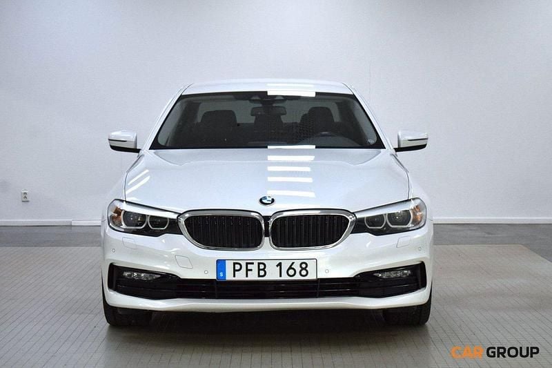 Vit Begagnad 2017 BMW 520 Sport Line Sedan | 249 900 kr (Marknadspris) - Bild 1/4