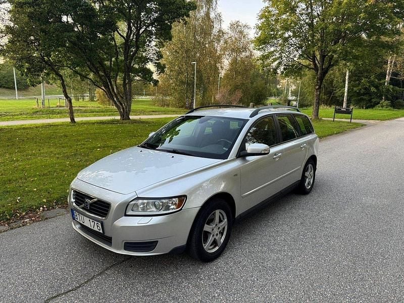 Grå Begagnad 2009 Volvo V50 Kombi | 35 000 kr (Marknadspris) - Bild 1/4