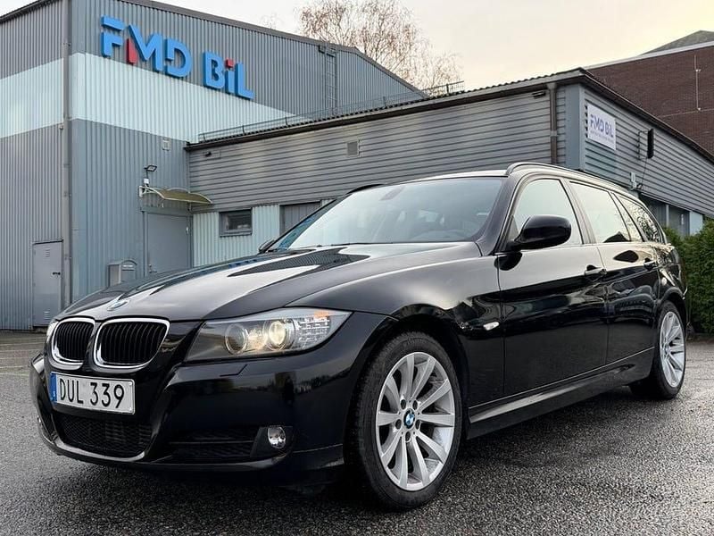 Svart Begagnad 2011 BMW 320 M Sport Kombi | 104 700 kr (Marknadspris) - Bild 1/4