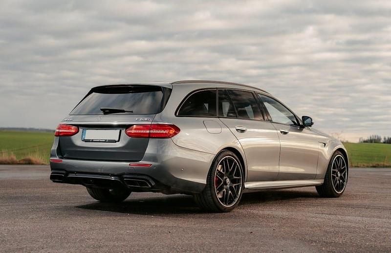 Begagnad Mercedes E63 AMG AMG 612 HK (450 kW) 2020 Silentia grau