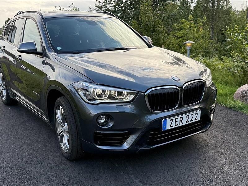 Grå Begagnad 2018 BMW X1 Sport Line SUV | 179 000 kr (Bra pris) - Bild 1/4